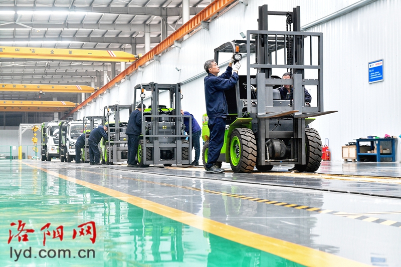 “東方紅”新能源鋰電叉車受市場青睞