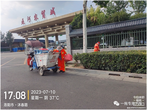 戰(zhàn)高溫 灑汗水 一拖環(huán)衛(wèi)人堅守工作一線