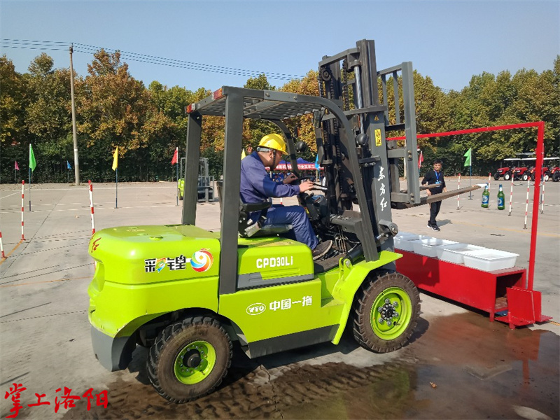 零排放低噪音智能化，“洛陽(yáng)造”新能源叉車(chē)讓技能高手顯身手！